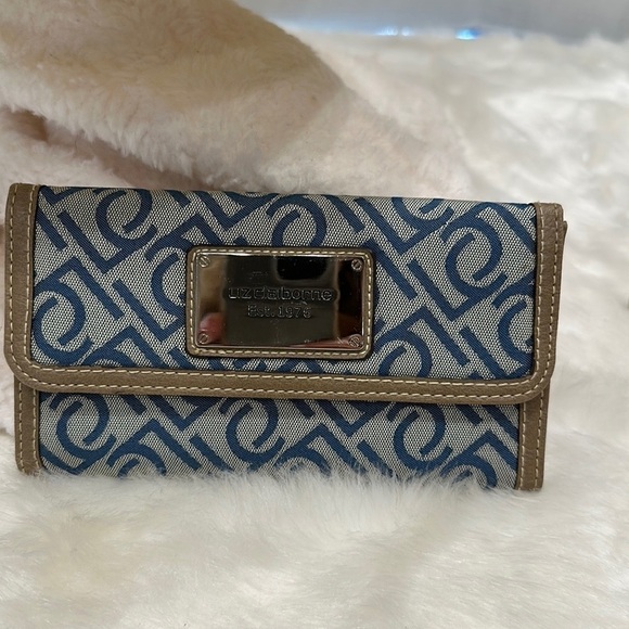 Liz Claiborne Tan and Blue wallet with Elegant Design - Picture 3 of 12